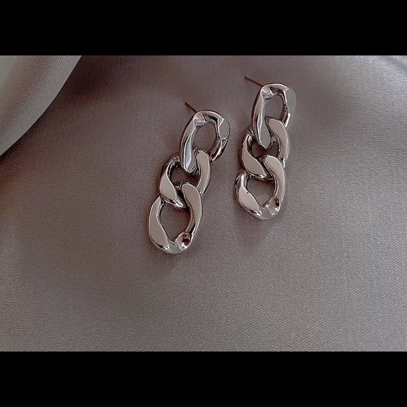 chain link earrings - Picture 3 of 4